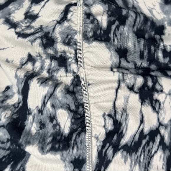 Lululemon Athletica | Black and White Camisole Tank Workout Top size small - Picture 9 of 14